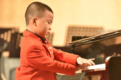 Bé năm tuổi độc tấu piano thu hút khán giả TP Hồ Chí Minh