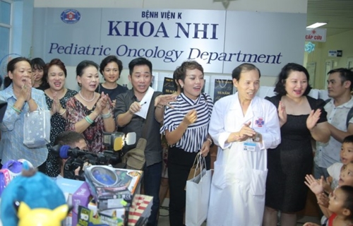 Vòng tay nhân ái trao quà cho các bệnh nhi tại bệnh viện K Tân Triều