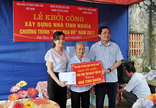 Chương trình Màu hoa đỏ trao tặng 70 triệu đồng xây dựng nhà tình nghĩa tại Nam Định