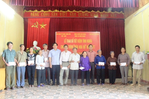Chương trình “Màu hoa đỏ” thăm và tặng quà gia đình chính sách tại tỉnh Lào Cai