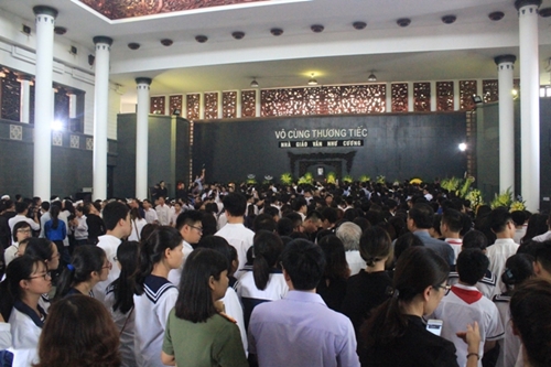 Hàng nghìn người xúc động tiễn biệt nhà giáo Văn Như Cương