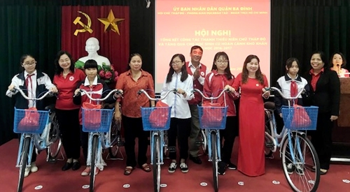 Trao học bổng cho các học sinh nghèo vượt khó quận Ba Đình, Hà Nội