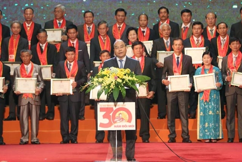 Tôn vinh và trao danh hiệu “Nông dân Việt Nam xuất sắc 30 năm đổi mới”
