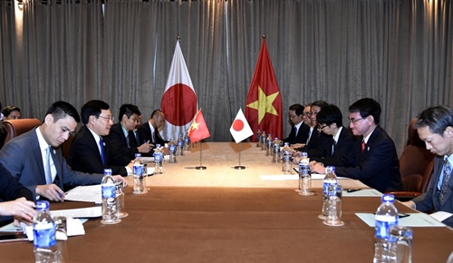 Phó Thủ tướng, Bộ trưởng Ngoại giao Phạm Bình Minh gặp Bộ trưởng Ngoại giao Nhật Bản và tiếp Giám đốc WEF