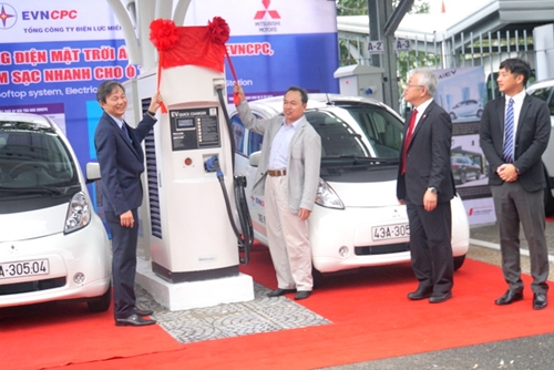Đà Nẵng là địa phương đầu tiên sử dụng ô tô điện và trạm sạc bằng năng lượng mặt trời