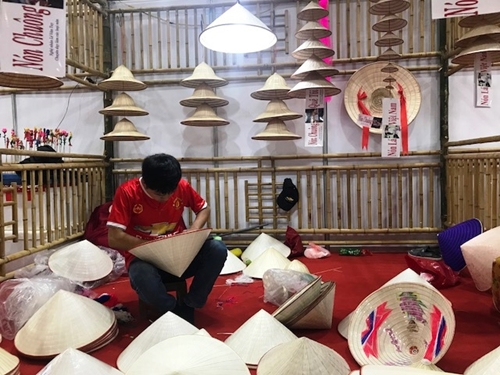 Hội chợ làng nghề Việt Nam 2017 thu hút hơn 15 000 lượt khách tham quan