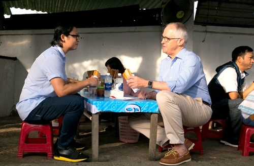 Thủ tướng Úc lần đầu thưởng thức bánh mì ở Đà Nẵng
