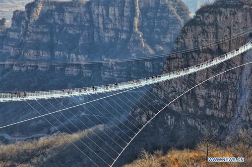 Cầu đáy kính dài nhất thế giới vừa mở cửa đón khách tham quan tại tỉnh Hà Bắc, Trung Quốc