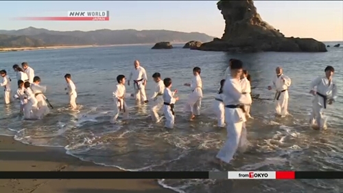 Nhật Bản Trẻ em tập luyện karate dưới nước biển lạnh nhân dịp năm mới