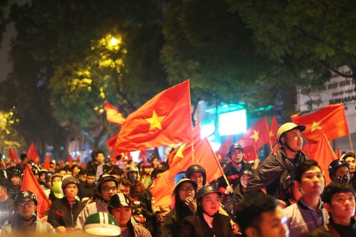 Hà Nội Hàng nghìn người đổ ra đường mừng chiến thắng lịch sử của U23 Việt Nam