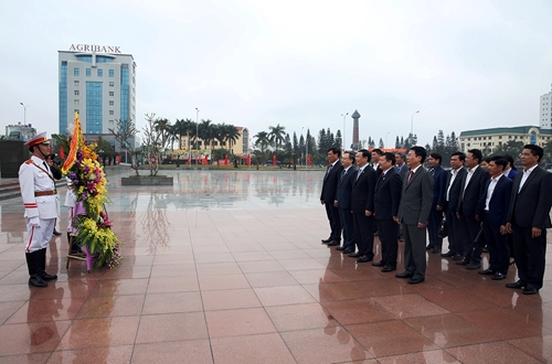 Phó Thủ tướng Vương Đình Huệ dâng hoa, tưởng nhớ Tổng Bí thư Nguyễn Văn Linh