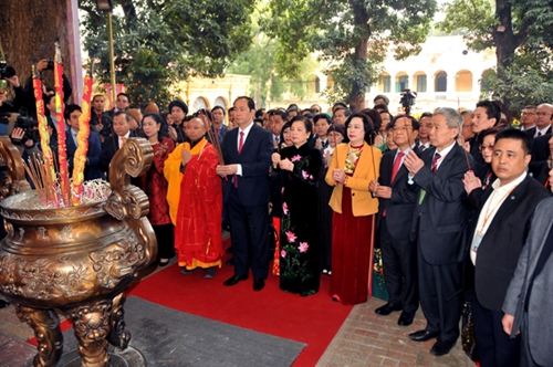 Chủ tịch nước cùng kiều bào dâng hương tại Hoàng thành Thăng Long