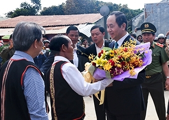 Chủ tịch nước Trần Đại Quang chúc tết cán bộ, chiến sĩ Đồn Biên phòng Rờ Kơi