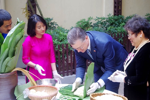 Đại sứ Hoa Kỳ Daniel Kritenbrink gói bánh chưng ngày Tết