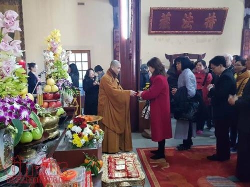 Lễ chùa đầu năm, nét đẹp tâm linh của người Việt tại Paris