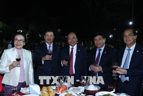 Thủ tướng Nguyễn Xuân Phúc và Thủ tướng Lào vui Tết cộng đồng Xuân Mậu Tuất 2018