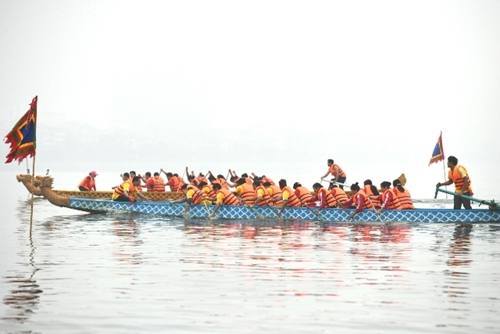 Lễ hội bơi chải thuyền rồng đầu tiên tại Hồ Tây