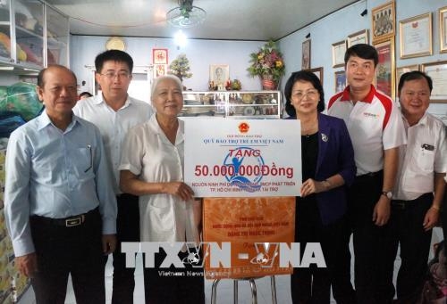 Phó Chủ tịch nước Đặng Thị Ngọc Thịnh thăm, chúc Tết các gia đình chính sách tại Vĩnh Long