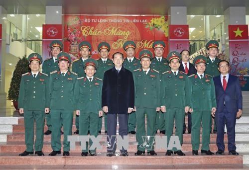 Chủ tịch nước Trần Đại Quang thăm, chúc Tết các đơn vị trong Đêm Giao thừa