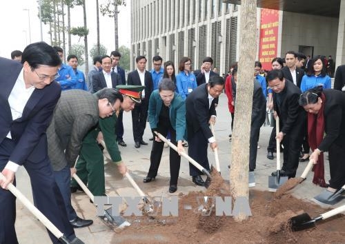 Chủ tịch Quốc hội Nguyễn Thị Kim Ngân tham gia trồng cây hoa ban tại khu vực Nhà Quốc hội
