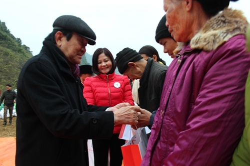 Nguyên Chủ tịch nước Trương Tấn Sang tặng quà Tết đồng bào nghèo biên giới