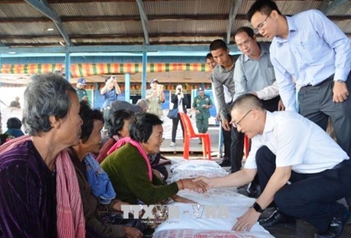 Trao quà của Thủ tướng Nguyễn Xuân Phúc cho các gia đình Việt kiều và Campuchia có hoàn cảnh khó khăn