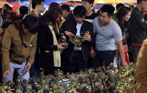 Nam Định Hàng vạn người về dự phiên chợ Viềng - Phủ Dầy