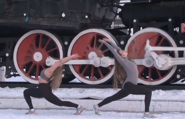 Hai cô gái Nga tập yoga dưới trời tuyết -18 độ C