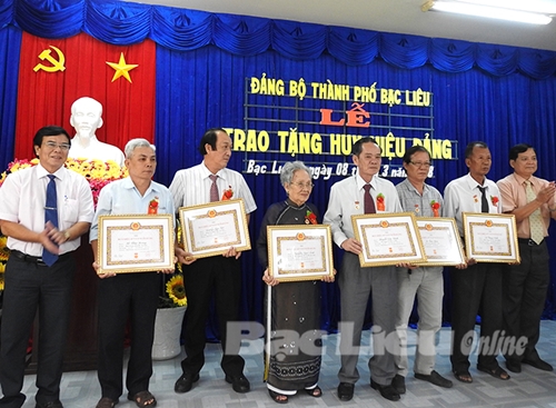 Thành ủy TP Bạc Liêu trao Huy hiệu Đảng cho 25 đảng viên