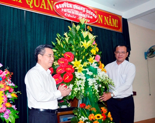 Bí thư Tỉnh ủy - Nguyễn Quang Dương chúc mừng ngành Y tế tỉnh