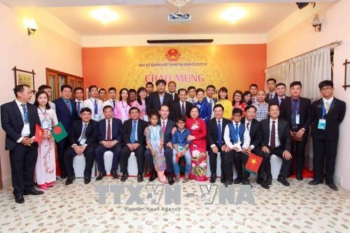 Chủ tịch nước Trần Đại Quang thăm Đại sứ quán và gặp gỡ đại diện cộng đồng người Việt tại Băng-la-đét
