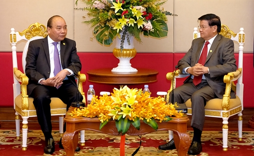 Thủ tướng Nguyễn Xuân Phúc gặp Thủ tướng Lào