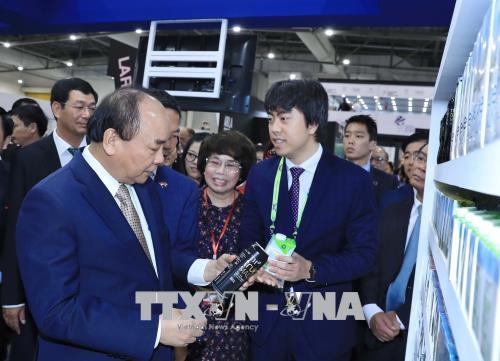 Thủ tướng Nguyễn Xuân Phúc thăm gian hàng Việt Nam tại FHA 2018