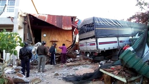 Lâm Đồng Xe tải tông vào nhà dân, cả gia đình thoát nạn