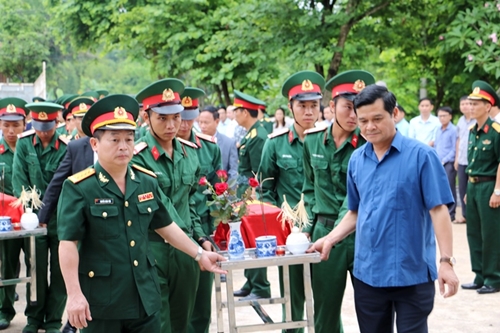 Truy điệu, an táng 25 hài cốt liệt sĩ quân tình nguyện Việt Nam hy sinh tại nước bạn Lào