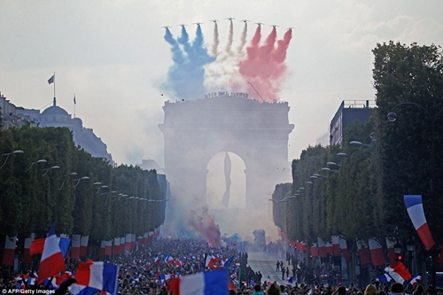 Paris bùng nổ trong lễ đón Les Bleus trở về