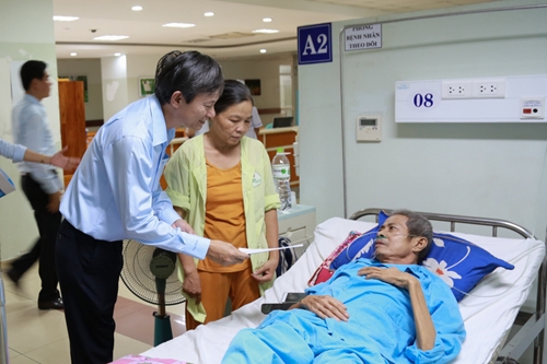 Trao tặng 250 triệu đồng cho bệnh nhân ung thư tại Bệnh viện Ung bướu Đà Nẵng