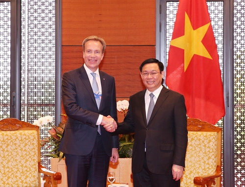 Phó Thủ tướng Vương Đình Huệ tiếp Chủ tịch điều hành Diễn đàn Kinh tế thế giới