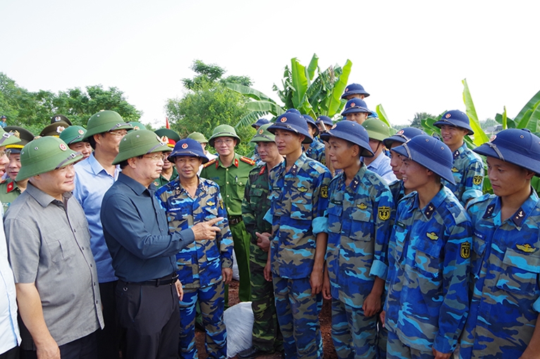 Phó Thủ tướng Trịnh Đình Dũng kiểm tra công tác phòng chống bão số 6 tại Quảng Ninh