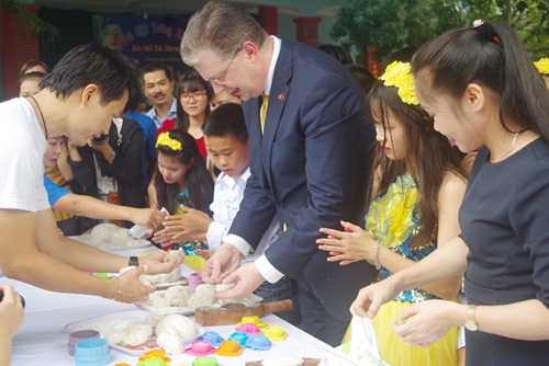 Đại sứ Hoa Kỳ vui Tết Trung thu cùng trẻ em khuyết tật