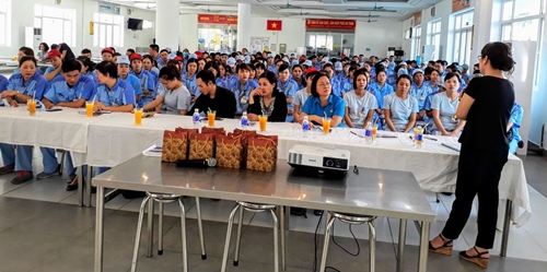 Hà Nội Tuyên truyền về BHXH, BHYT cho gần 300 công nhân Nhà máy Điện Stanley Việt Nam
