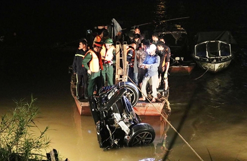 Đã tìm thấy 2 nạn nhân trong vụ xe ô tô lao xuống sông Hồng