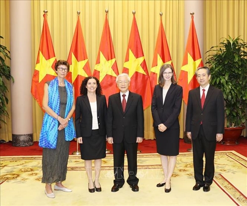 Tổng Bí thư, Chủ tịch nước tiếp các Đại sứ Uruguay, Na Uy, Canada và Trung Quốc trình Quốc thư
