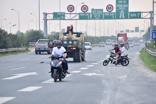 Xử lý nghiêm mô tô, xe máy lưu thông trái phép trên đại lộ Thăng Long