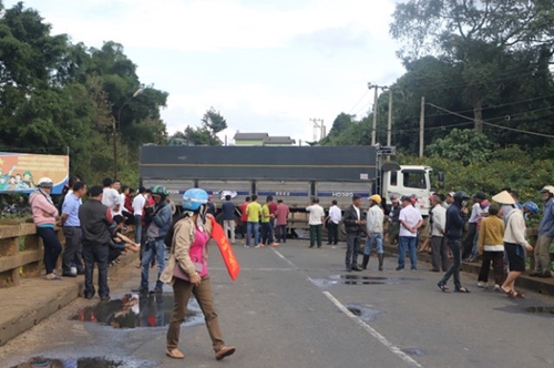 Xe tải mất lái treo lơ lửng trên cầu, Quốc lộ 20 đoạn qua tỉnh Lâm Đồng tê liệt