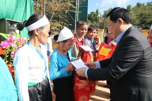 Phó Thủ tướng Vương Đình Huệ thăm và tặng quà các hộ nghèo, trẻ em khó khăn tại Hòa Bình