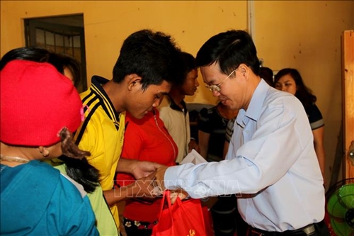 Trưởng ban Tuyên giáo Trung ương Võ Văn Thưởng thăm, tặng quà gia đình chính sách tại Bình Thuận