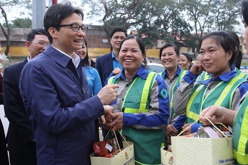 Phó Thủ tướng Vũ Đức Đam thăm, động viên người lao động đầu xuân mới tại Bắc Giang
