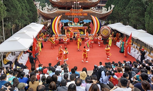 Hơn 50 000 lượt khách đến với Chùa Hương ngày khai hội