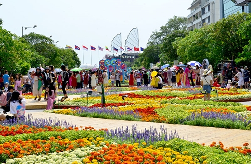 Ngập tràn sắc xuân trên đường hoa Nguyễn Huệ